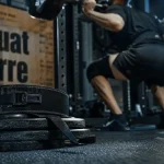 Squat barre : barre sur trapèzes en salle de musculation