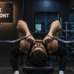 Barre au front avec barre EZ, coudes serrés et prise correcte