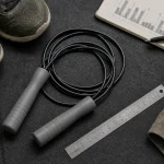 Corde a sauter au sol sur tapis de sport