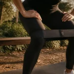 Exercice elastique : bande autour des genoux en demi-squat