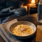 Récupération musculaire : yaourt grec et banane pour protéines après entraînement, lit défait flou en fond