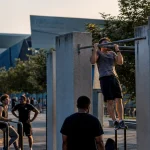 Street workout de bercy : tractions sur barres fixes dans le parc