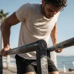 Street workout park cannes : athlète fait des dips entre barres en plein air