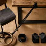 Traction sans barre : table, serviette, bande et anneaux sur parquet