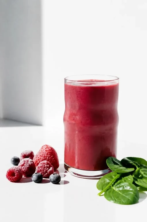 Smoothie protéine sport aux fruits rouges pour une collation légère