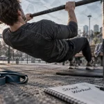Programme street workout : traction australienne en parc urbain
