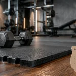 Revetement sol pour salle de sport : dalles en caoutchouc grises emboîtables